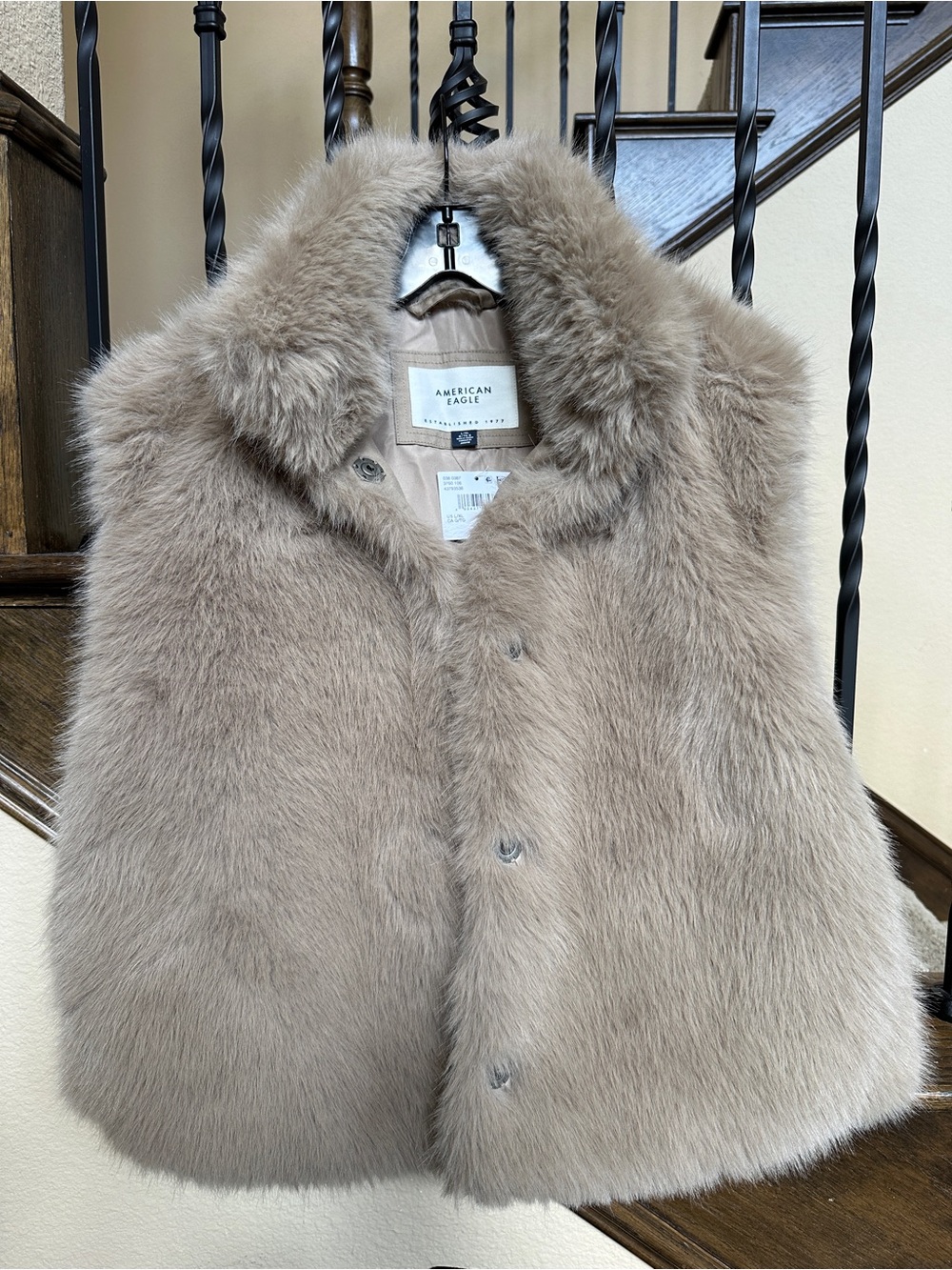 NWT American Eagle Women’s Faux Fur Vest Coat Jacket Medium M Gray Tan Taupe NEW - Picture 4 of 7